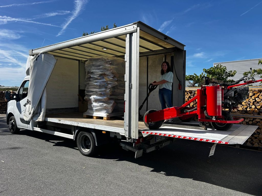 Camion de livraison ÉCORCY avec hayon et chariot embarqué, palette de granulés à bord