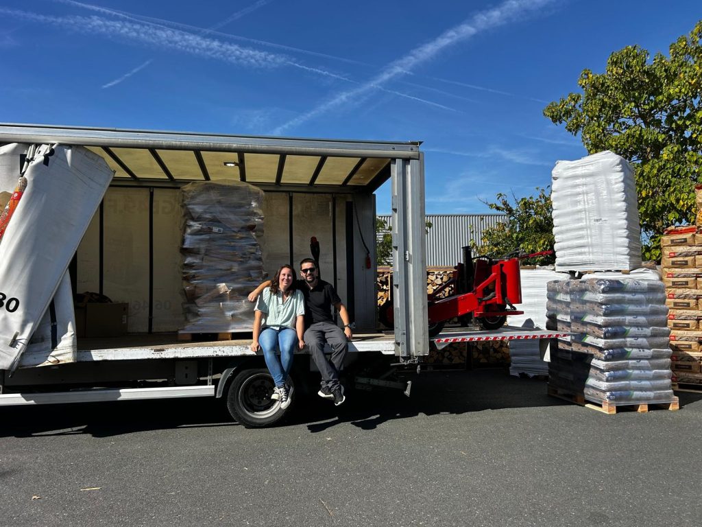 L’équipe familiale ÉCORCY assise à l’arrière du camion de livraison, au dépôt