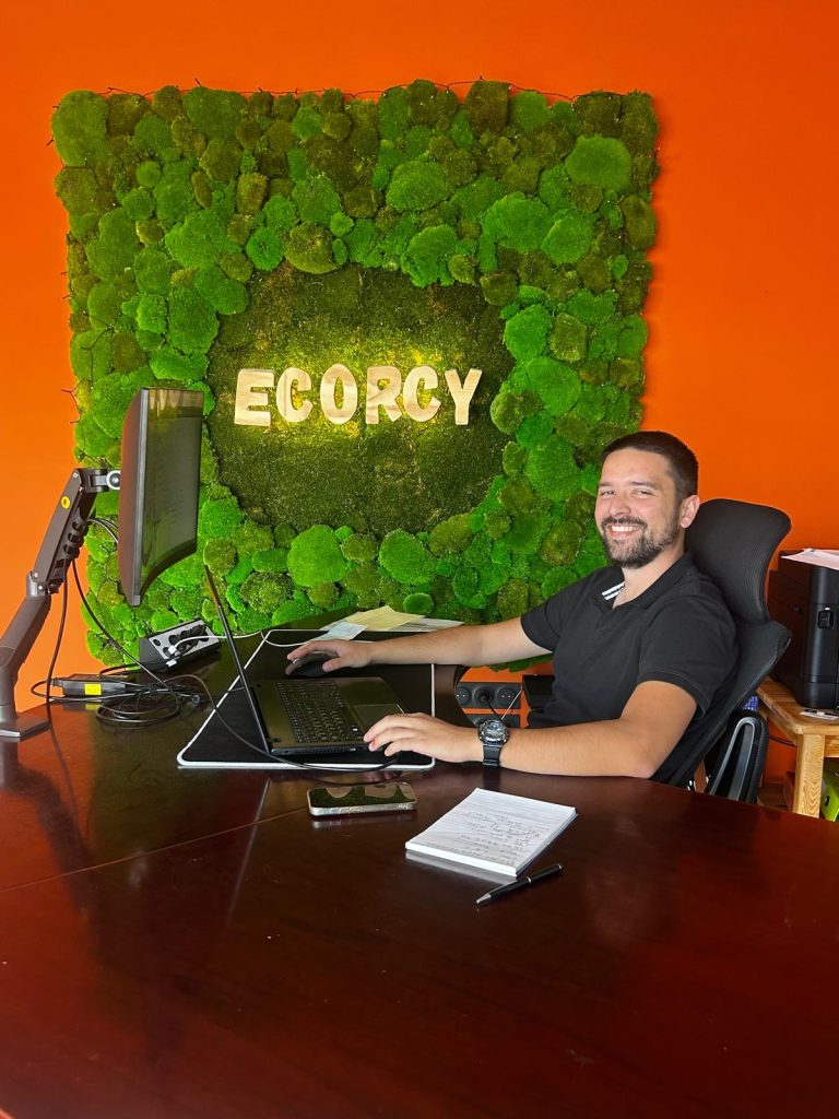 Le bureau ÉCORCY, avec le logo en mur végétal : un interlocuteur répond à vos appels et à vos messages